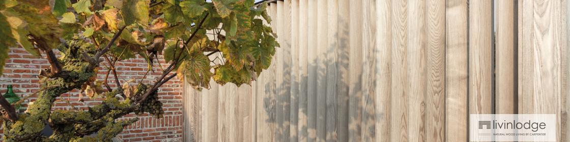 Houten terrasshutters voor privacy en bescherming Houten shutters op terras voor privacy en bescherming