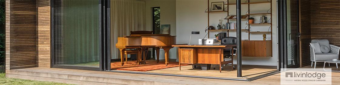 Piano van Thomas Vanderveken pronkt in houten bijgebouw van Livinlodge. Piano van Thomas Vanderveken pronkt in houten bijgebouw van Livinlodge.