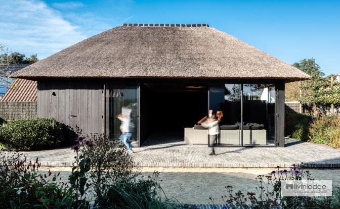 Eiken poolhouse met thermisch essen gevelbekleding in De Haan Eiken poolhouse met thermisch essen gevelbekleding in De Haan