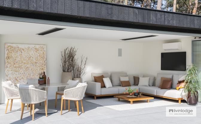 Interior de la moderna pool house con suaves tones Interior de la moderna pool house con suaves tones