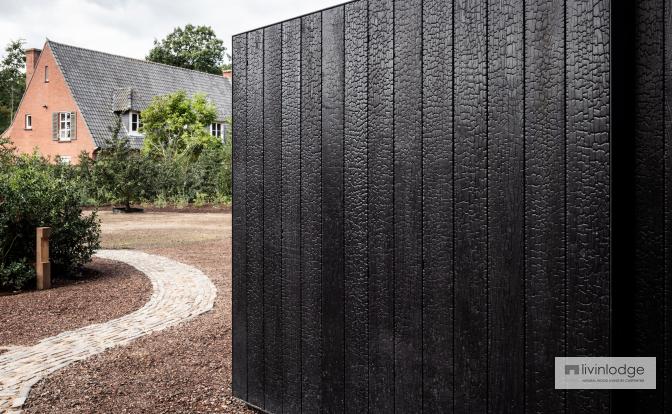 Moderne poort in gebrand hout Sint-Martens-Latem Moderne poort in gebrand hout Sint-Martens-Latem