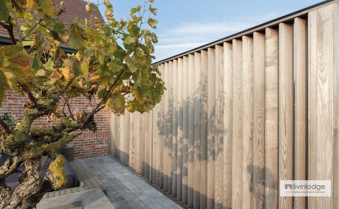 Houten terrasshutters voor privacy en bescherming Houten shutters op terras voor privacy en bescherming