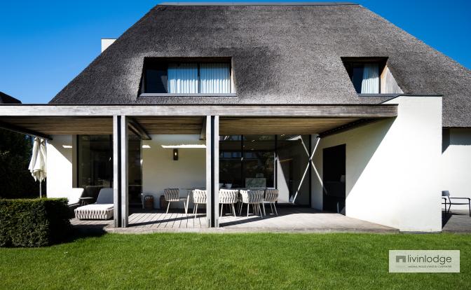 Houten lamellendak als aanbouw aan woning Houten lamellendak als aanbouw aan woning