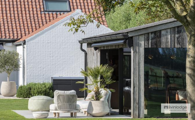 Terras met loungehoek aansluitend op houten tuinkamer in Damme Terras met loungehoek aansluitend op houten tuinkamer in Damme