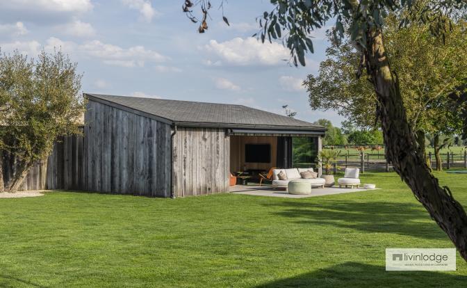 Barnwood outbuilding in the heart of the Damme polders Barnwood outbuilding in the heart of the Damme polders