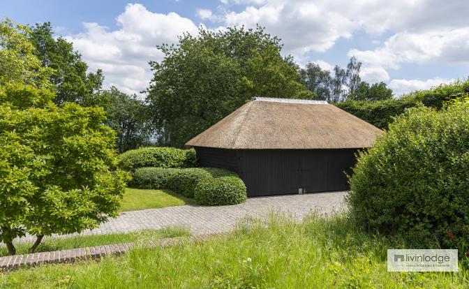 Eiken bijgebouw als carhouse voor oldtimers