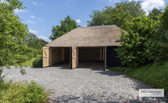 Eiken bijgebouw met rieten dak