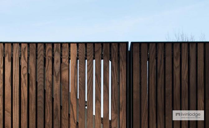 Portón batiente de fresno HOTwood con perfil abierto