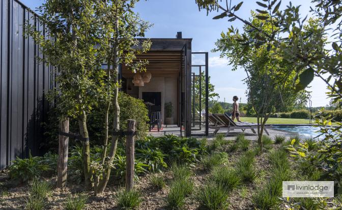 Pool house en chêne au design contemporain