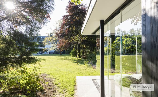 Tuinkamer met glazen schuifwanden Tuinkamer met glazen schuifwanden