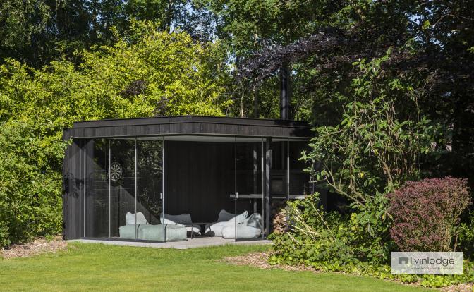 Studio de jardin moderne aménagé en « man cave »