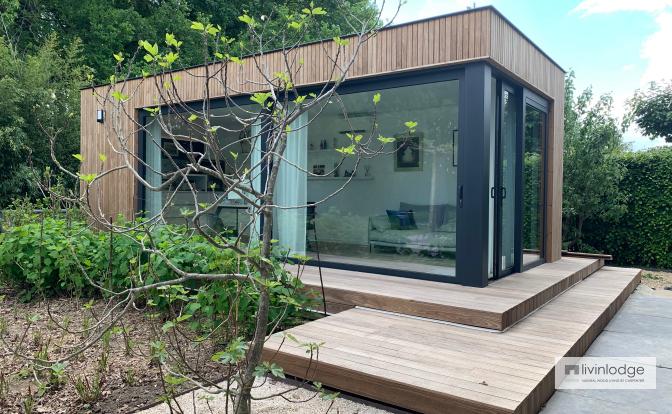 Houten tuinkantoor met bijhorend terras Houten tuinkantoor met bijhorend terras