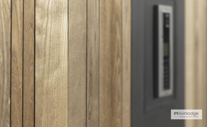 Portail coulissant en bois avec boîte aux lettres intégrée