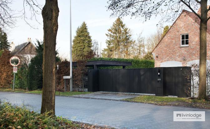 Moderne schuifpoort met zwarte afwerking | Livinlodge Moderne schuifpoort met zwarte afwerking | Livinlodge