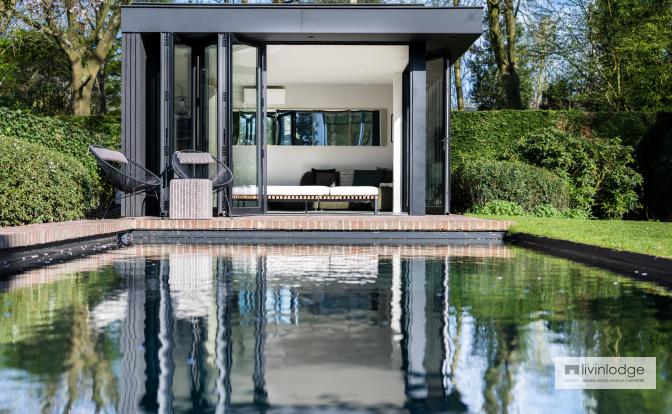 Moderne poolhouse met grote raampartijen en duurzame zwarte materialen Moderne poolhouse met grote raampartijen en duurzame zwarte materialen