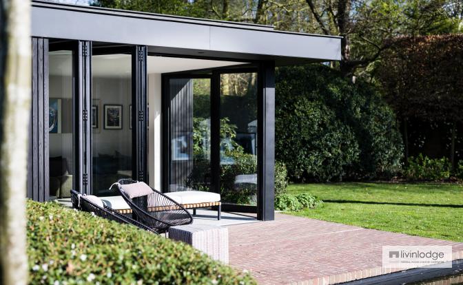 Schwarzes Aluminium und schwarz geölte Thermoesche harmonieren perfekt miteinander Schwarzes Aluminium und schwarz geölte Thermoesche harmonieren perfekt miteinander