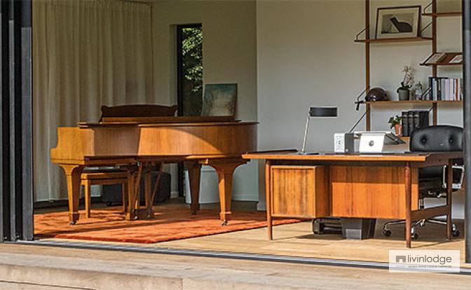Piano van Thomas Vanderveken pronkt in houten bijgebouw van Livinlodge. Piano van Thomas Vanderveken pronkt in houten bijgebouw van Livinlodge.