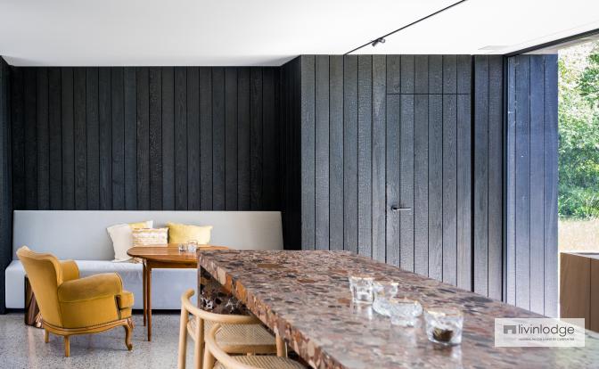 Black & white interior in which ochre accessories exude warmth Black & white interior in which ochre accessories exude warmth