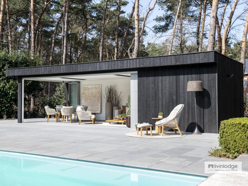 Moderne poolhouse met tuinberging in gebrand hout Moderne poolhouse met tuinberging in gebrand hout
