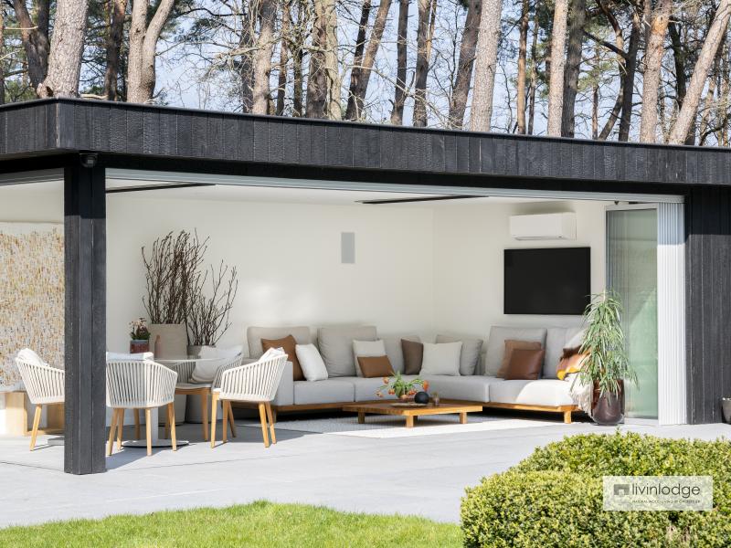 Moderne poolhouse in gebrand hout en sliding glass Moderne poolhouse in gebrand hout en sliding glass