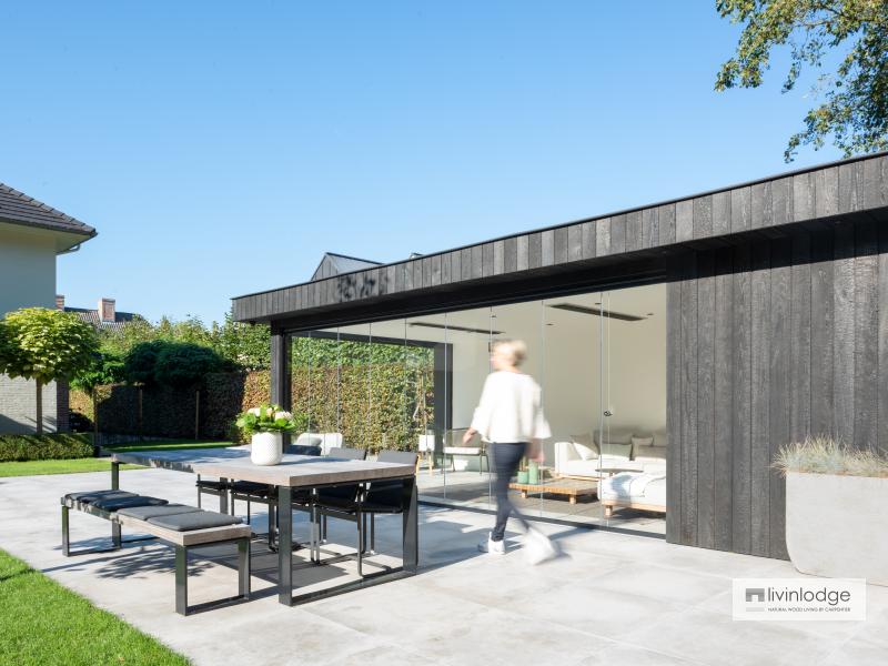 Modern bijgebouw in zwart gebrand hout te Keerbergen Modern bijgebouw in zwart gebrand hout te Keerbergen