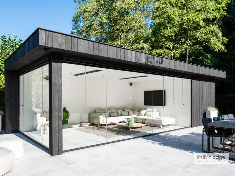 Modern bijgebouw in zwart gebrand hout te Keerbergen Modern bijgebouw in zwart gebrand hout te Keerbergen