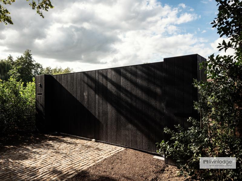 Moderne poort in gebrand hout Sint-Martens-Latem Moderne poort in gebrand hout Sint-Martens-Latem