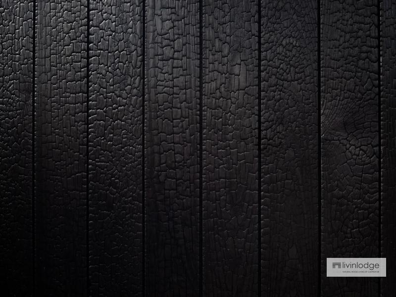 Zwart gebrand hout voor poort Zwart gebrand hout voor poort