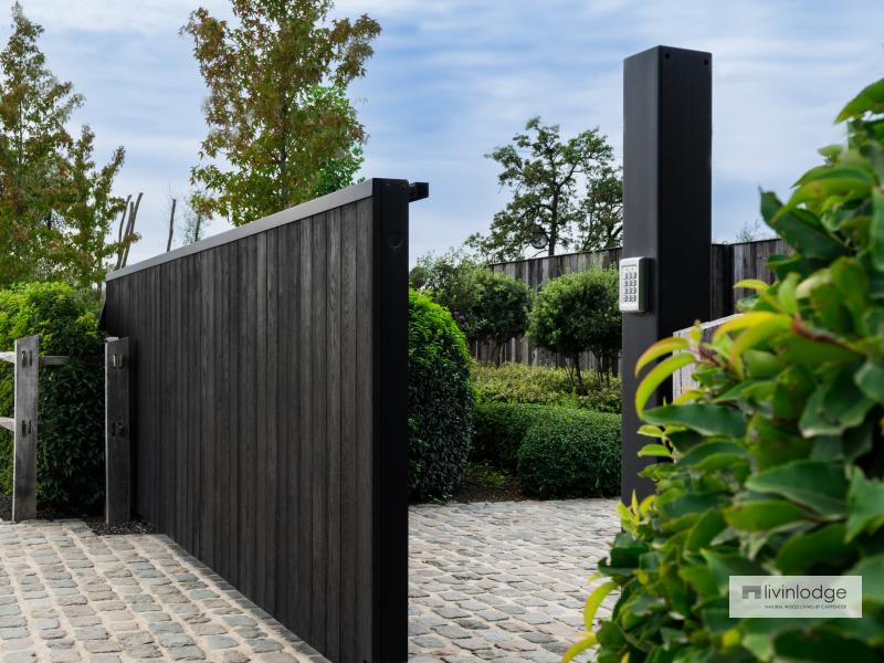 Automatische schuifpoort in zwart hout Automatische schuifpoort in zwart hout