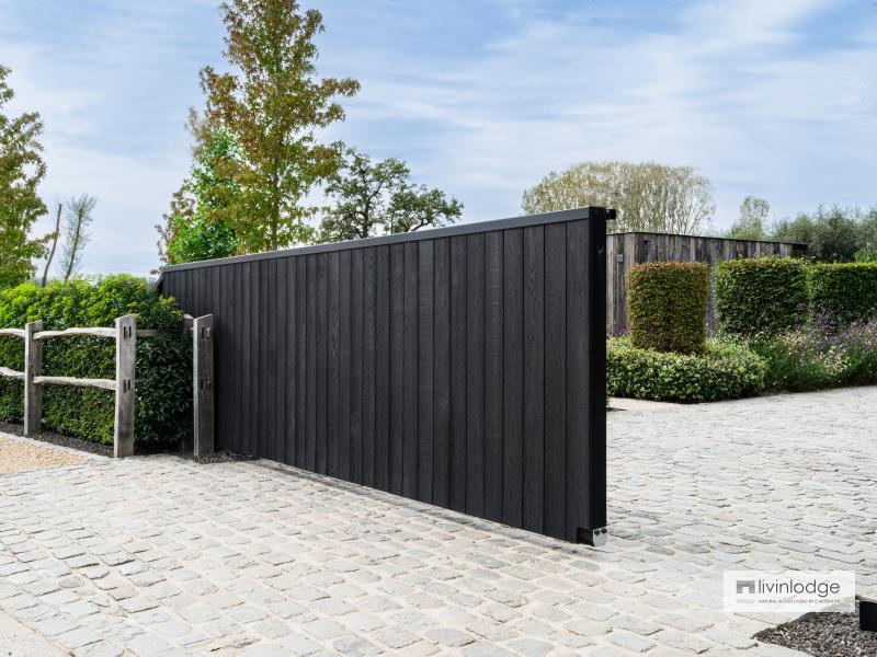 Zwarte houten poort in harmonie met de natuur Zwarte houten poort in harmonie met de natuur