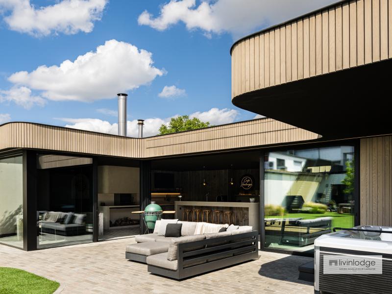 Moderne poolhouse met glazen ramen en houten dakrand Moderne poolhouse met glazen ramen en houten dakrand