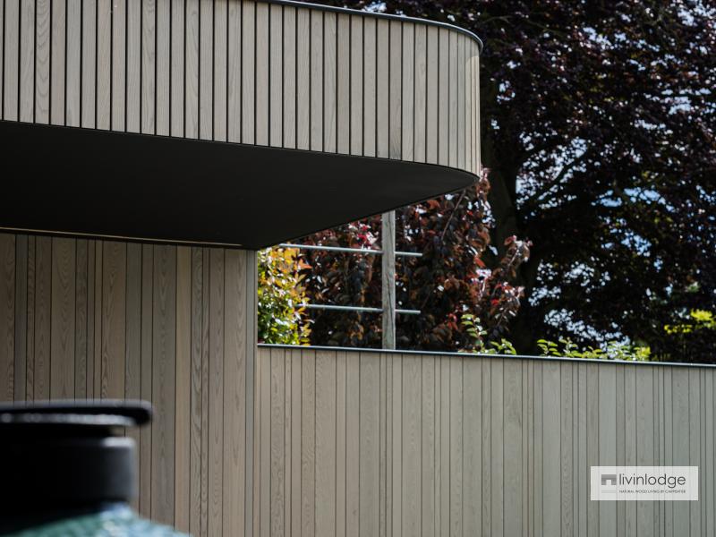 Organische lijnen bijgebouw en tuinwand in thermisch essen natural grey Organische lijnen bijgebouw en tuinwand in thermisch essen natural grey