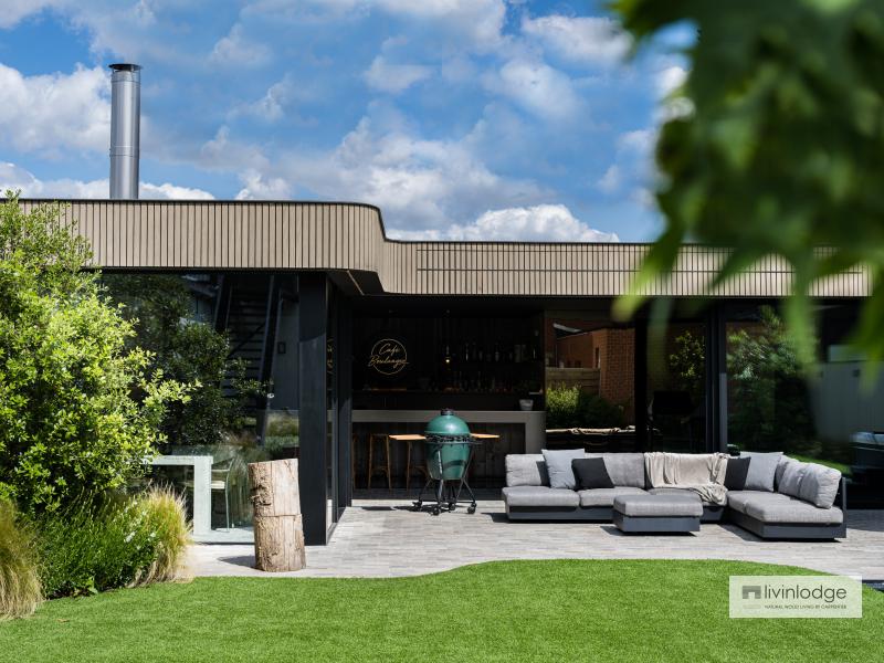 Strakke poolhouse met gebogen dakrand Strakke poolhouse met gebogen dakrand