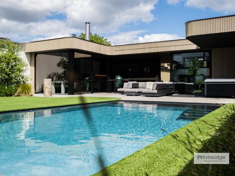 Luxueuze poolhouse in glas en hout Luxueuze poolhouse in glas en hout