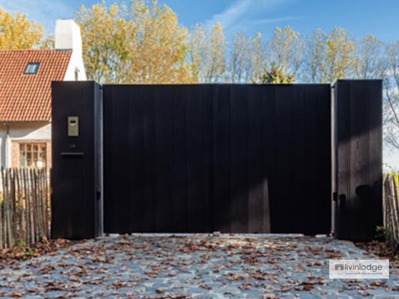 Eiken poort in gebrand hout Eiken poort in gebrand hout