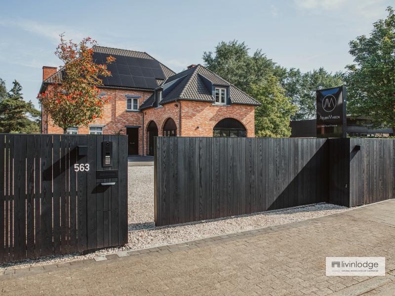 Modernes Schiebetor und Zaun aus Holz Modernes Schiebetor und Zaun aus Holz