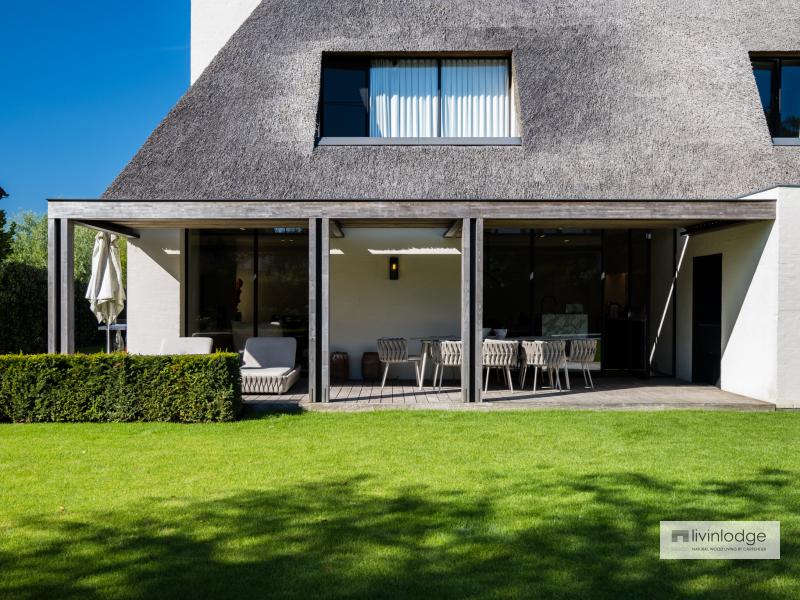 Stijlvol lamellendak als aanbouw voor comfort het hele jaar door Stijlvol lamellendak als aanbouw voor comfort het hele jaar door