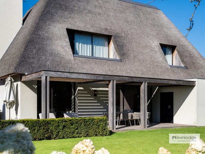 Houten lamellendak aangebouwd aan woning Houten lamellendak aangebouwd aan woning