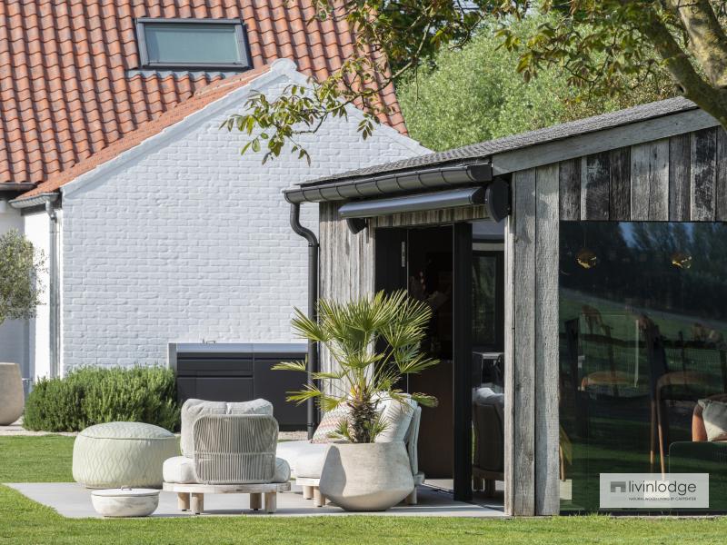 Terras met loungehoek aansluitend op houten tuinkamer in Damme Terras met loungehoek aansluitend op houten tuinkamer in Damme