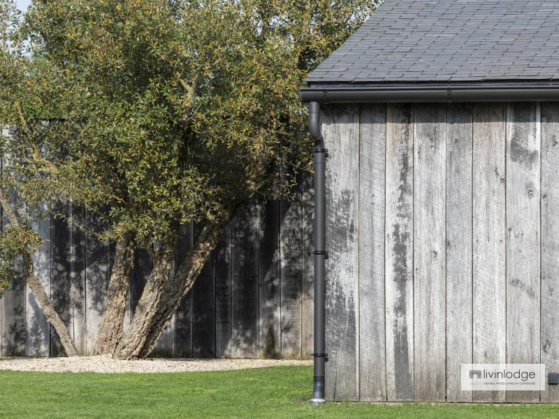 Naadloze overgang tussen barnwood gevel en omheining Naadloze overgang tussen barnwood gevel en omheining