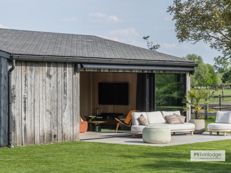 Bijgebouw in reclaimed barnwood met naadloze integratie in de natuur Bijgebouw in reclaimed barnwood met naadloze integratie in de natuur
