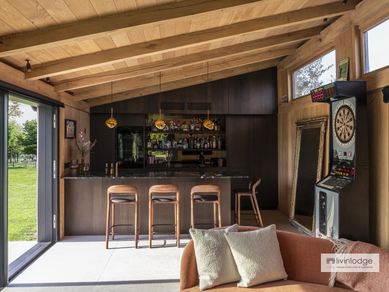 Moderne lounge met bar in houten bijgebouw op maat Moderne lounge met bar in houten bijgebouw op maat