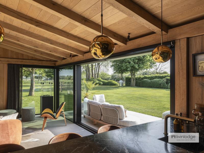 Interieur met massief eiken dakbeschot en balken in moderne tuinkamer op maat Interieur met massief eiken dakbeschot en balken in moderne tuinkamer op maat
