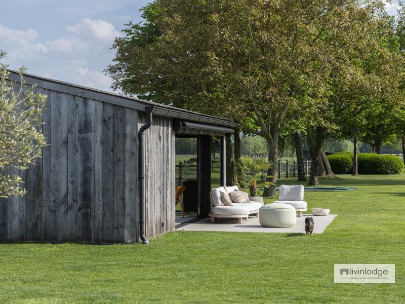 Luxe tuinkamer in barnwood met zicht op groene polders in Damme Luxe tuinkamer in barnwood met zicht op groene polders in Damme
