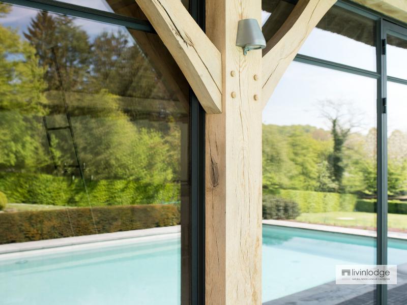 Exclusieve eiken poolhouse met verdieping te Ronse | Houten bijgebouwen op maat Exclusieve eiken poolhouse met verdieping te Ronse | Houten bijgebouwen op maat