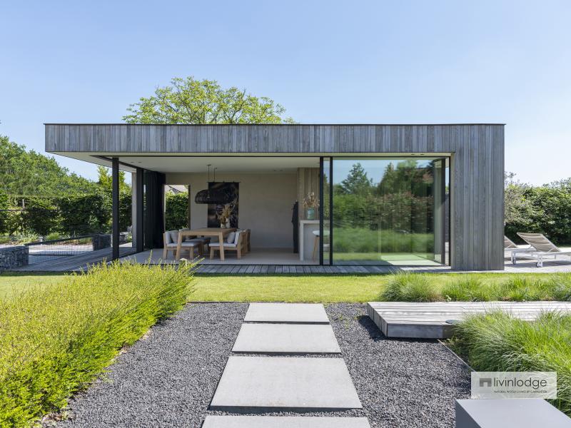 Moderne poolhouse met luxe uitstraling Luxe poolhouse met verzonken schuiframen