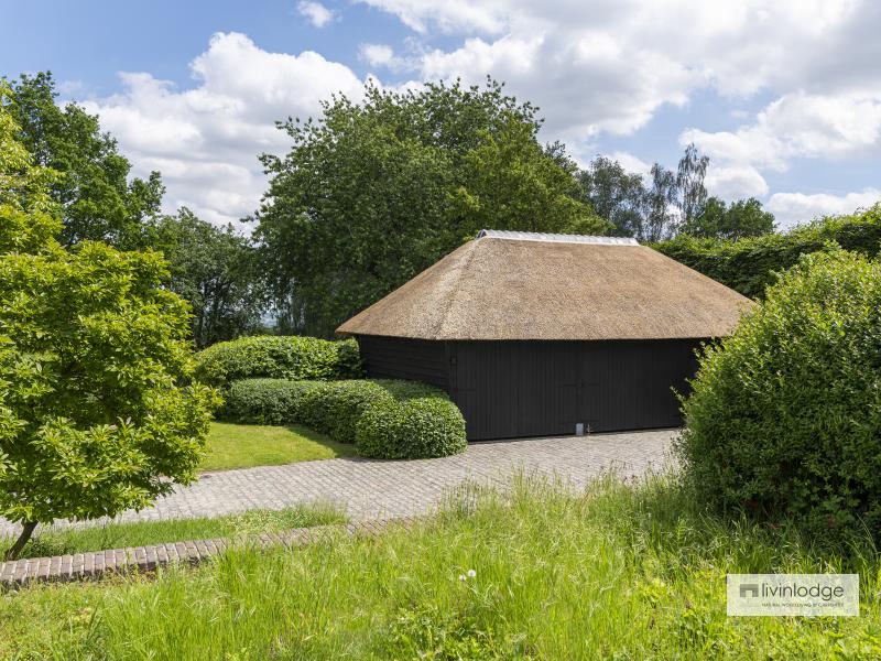 Eiken bijgebouw met rieten dak