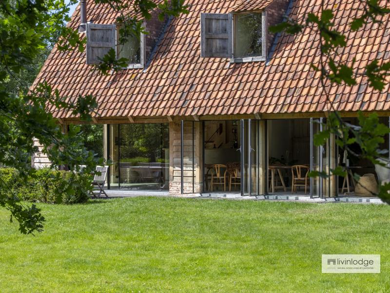 Klassieke villa met eiken aanbouw Klassieke villa met eiken aanbouw