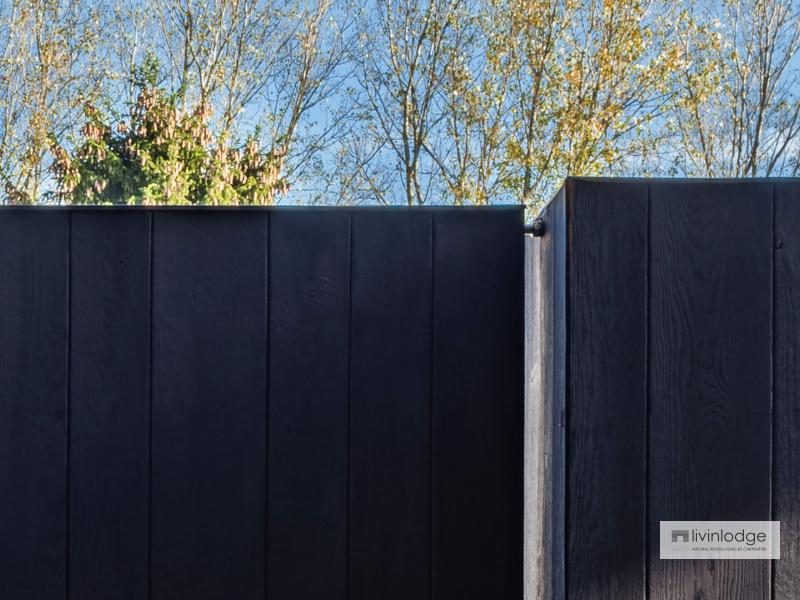 Eiken poort in gebrand hout Eiken poort in gebrand hout