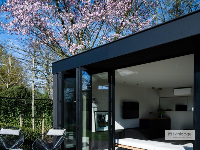 Lentesfeer rondom modern zwarte poolhouse Lentesfeer rondom modern zwarte poolhouse